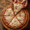 Pizza vegana con muzzarella vegetal, porción Manos levantando una porción de pizza vegana con muzzarella vegetal sobre tabla de madera